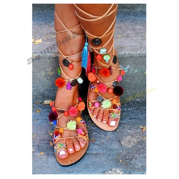 Разноцветные Босоножки с Украшением в виде Пушистого шарика и Пуговиц на Ремешках, Полый Песочный Пляж, Богемная Женская обувь на плоской подошве, Мода 2023 Года, Zapatillas Mujer